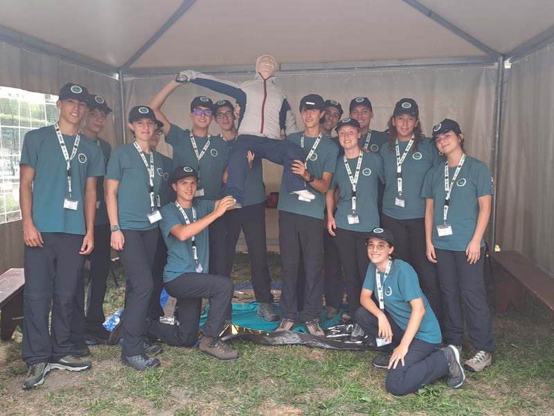 I ragazzi del Campo Scuola Alpini con i volontari della Croce Verde