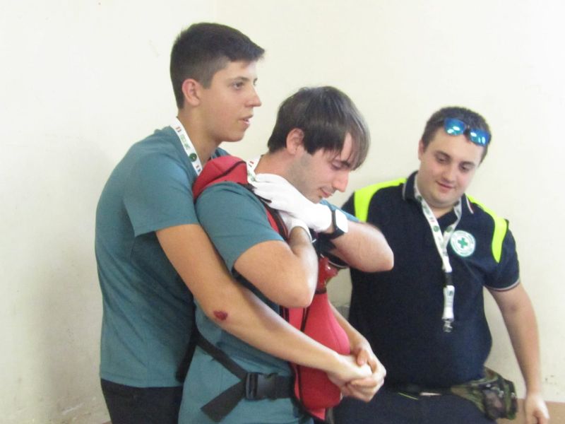Prova di trasporto di una persona infortunata durante l'esercitazione