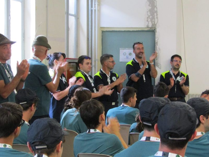 Applauso dei ragazzi e dei volontari al termine dell'incontro