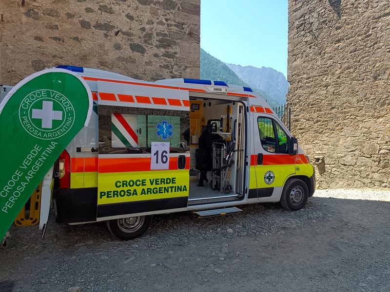 L'ambulanza della Croce Verde di Perosa Argentina durante la giornata EVVIVA