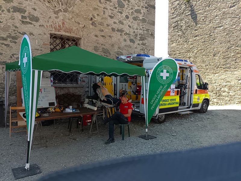 Il gazebo della Croce Verde e l'ambulanza in piazza durante EVVIVA
