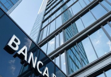 Facciata di una banca con insegna BANCA