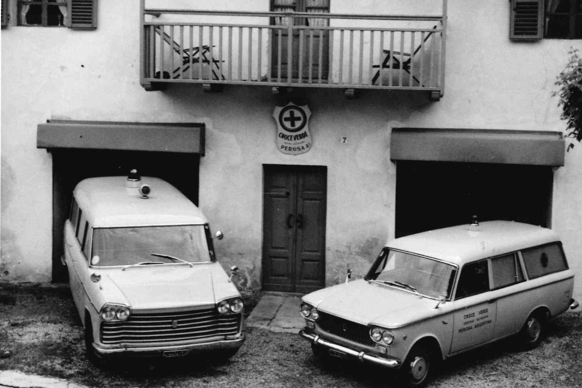 Le prime autoambulanze davanti alla sede della Croce Verde di Perosa
