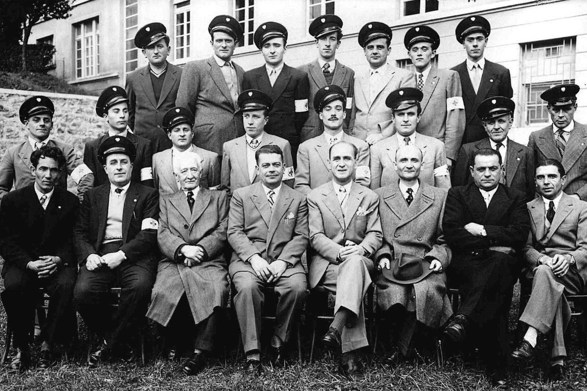 Foto di gruppo dei primi militi della Croce Verde di Perosa