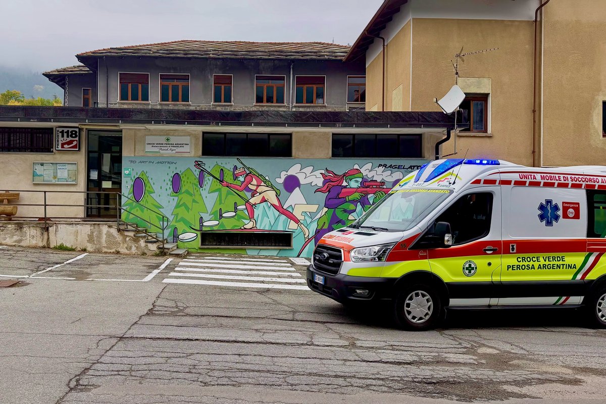 La sede del distaccamento di Pragelato della Croce Verde di Perosa Argentina, con un'ambulanza davanti all'ingresso