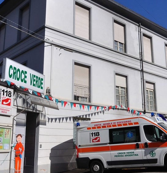 La sede della Croce Verde di Perosa Argentina con un'ambulanza davanti all'ingresso