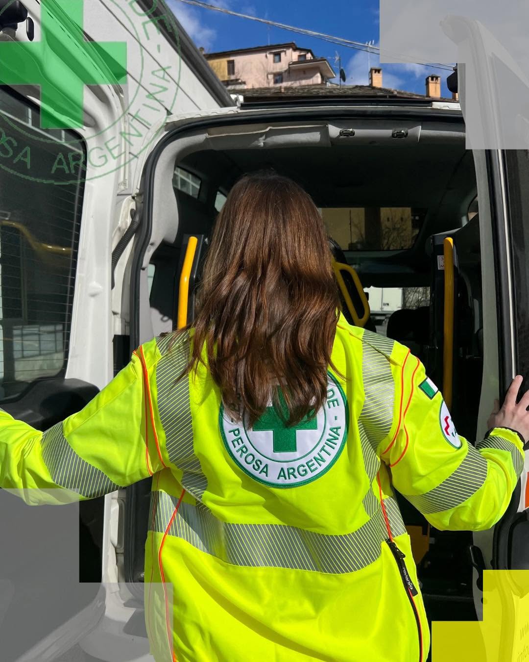 Un volontario della Croce Verde di Perosa Argentina sale a bordo dell'ambulanza
